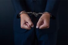 Como a empresa deve proceder com o contrato de trabalho quando o empregado é preso?