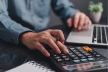 Empresário, atenção ao contratar um empregado. Encargos trabalhistas podem dobrar o salário!