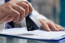 Atestado médico falso: Como o empregador deve proceder em caso de suspeita?