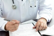 Como lidar com faltas injustificadas e atestados médicos de acordo com a legislação trabalhista?