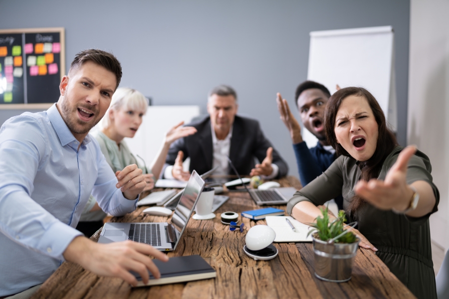Quando “está tudo errado” vira cultura: a pessoa poliqueixosa no ambiente de trabalho e o risco para sua empresa