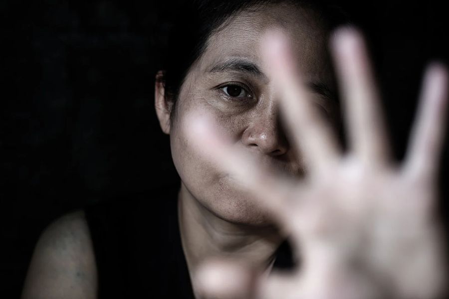 Empregada afastada por medida protetiva da Lei Maria da Penha: o que a empresa deve pagar?